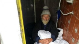 Drama unui pensionar. Are 11 copii mari, dar a ajuns să doarmă într-o toaletă din centrul orașului. „Nu ține la mine niciunul. Soția îmi oprește pensia. Sper să trec de iarnă”